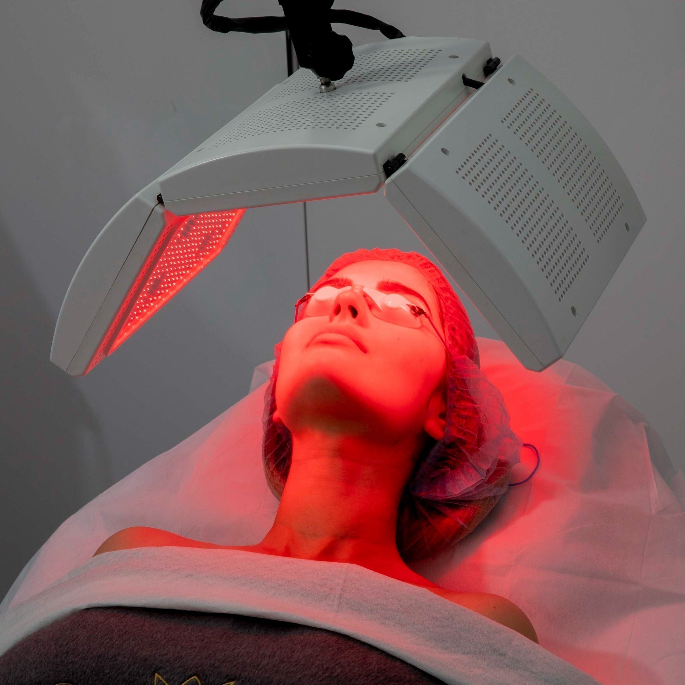 SkinCeuticals Signature Facial, Peel & LED Light Therapy (save up to €153)