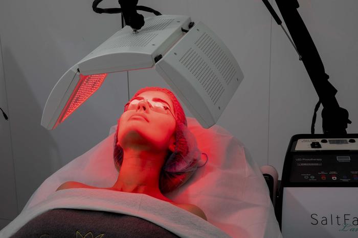 iS Clinical Fire & Ice Luxury Facial with LED Light Therapy 50-Mins course of 3 (save €91)